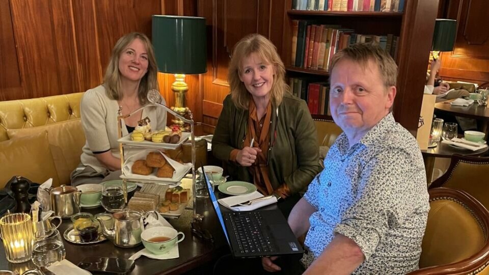 Juryen for PUFFs språkpriser ønsker seg flere bidrag! Fra venstre juryleder og språkviter Helene Uri; redaktør Bjørg Engdahl, Din Hørsel og journalist Ståle Johnsen, Utdanning. (Foto: privat).