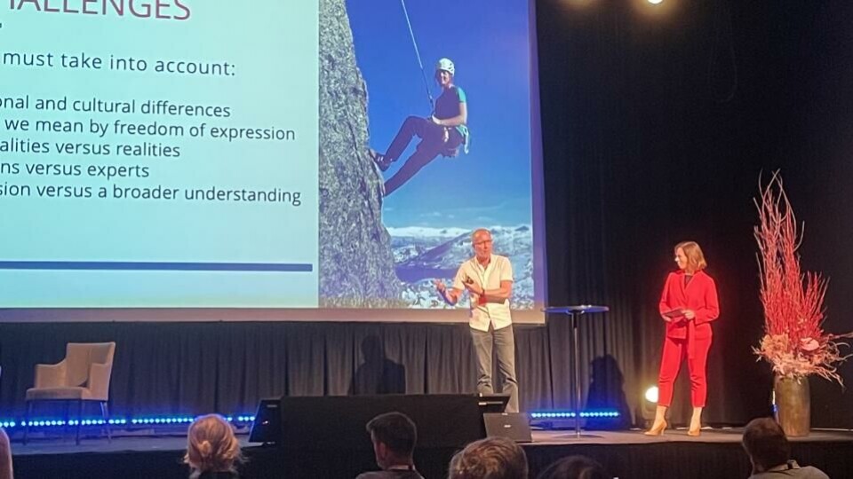 Den internasjonale ytringsfrihetskonferansen WEXFO åpnet mandag på Lillehammer. Arne Jensen, NR og ordstyrer Ingeborg Volan gjennomgår status for ytringsfrihet i verden siden i fjor. (Foto: Per Brikt Olsen).