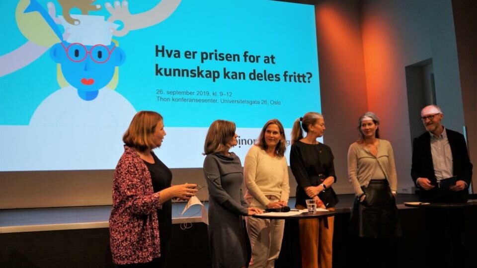 Redaktør Nina Kristiansen, forskning.no, ledet seminaret 'Hva er prisen for at kunnskap kan deles fritt?' torsdag. Hun ledet også dette panelet i diskusjonen til slutt: Fra venstre Nina Karlstrøm, Unit; Hanne Monclair, KUD; Hege Gundersen, Norsk forleggerforening; Jorun Dahl Nordgård, Forskerforbundet og Yngve Slettholm, Kopinor. (Foto: Hege Lunde, Kopinor).