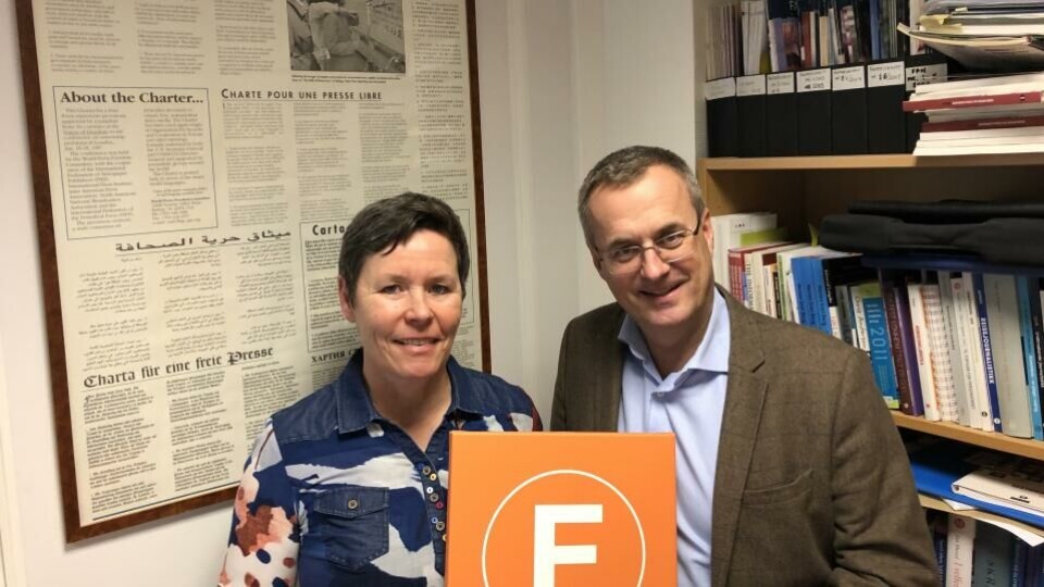 Nestleder Berit Nyman og adm. direktør Per Brikt Olsen gleder seg over medieansvarsloven som fredag ble lagt fram av kulturminister Trine Skei Grande i statsråd. Lovteksten tydeliggjør at de redaktørstyrte fagmediene er omfattet av loven. (Foto: Kjartan Tyvand).