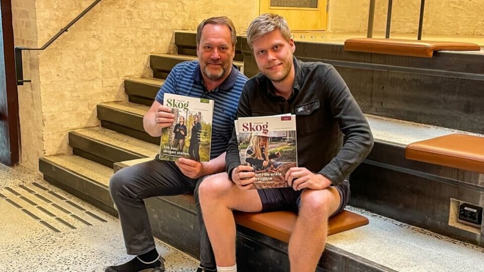 Redaktør Roar Ree Kirkevold og journalist Marius Lippestad med Magasinet Skog i nytt design. Foto: Camilla Briså