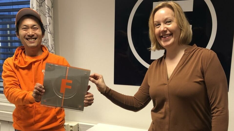 Chul Christian Aamodt og Hilde Nyman med Fagpressens utviklingspris 2020 som enerWE vant. Nå slår de energibransje-nettstedet sammen med Europower AS. (Foto: BN).
