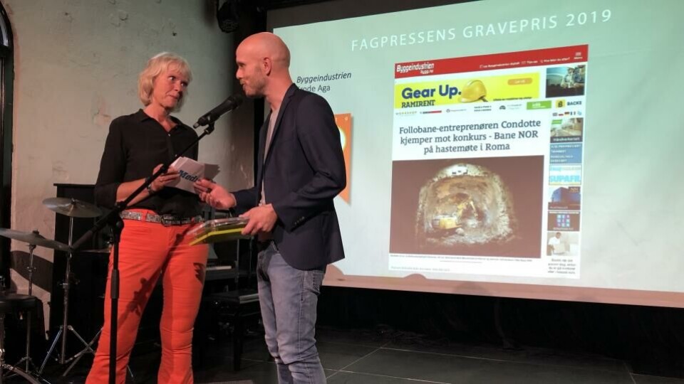 Anne Hafstad satt i juryen for Fagpresseprisene til og med 2019. Her overrekker hun det årets Fagpressens gravepris til journalist Frode Aga i Byggeindustrien. (Foto: BN).