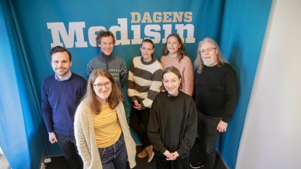 Fra venstre: Thomas Grøndahl, forretningsutvikler, Michael Simonsen, journalist, Siri Gulliksen Tømmerbakke, ansvarlig redaktør (konst.), Annemette Sande, layout-ansvarlig, Geir Åge Heggelund, debattansvarlig og journalist. Foran fra venstre: Julie Kalveland, nyhetsleder nett og Henriette Bertheussen Isachsen, journalist. Lars Brock Nilsen, journalist, var ikke til stede da bildet ble tatt. Foto: Lasse Moe