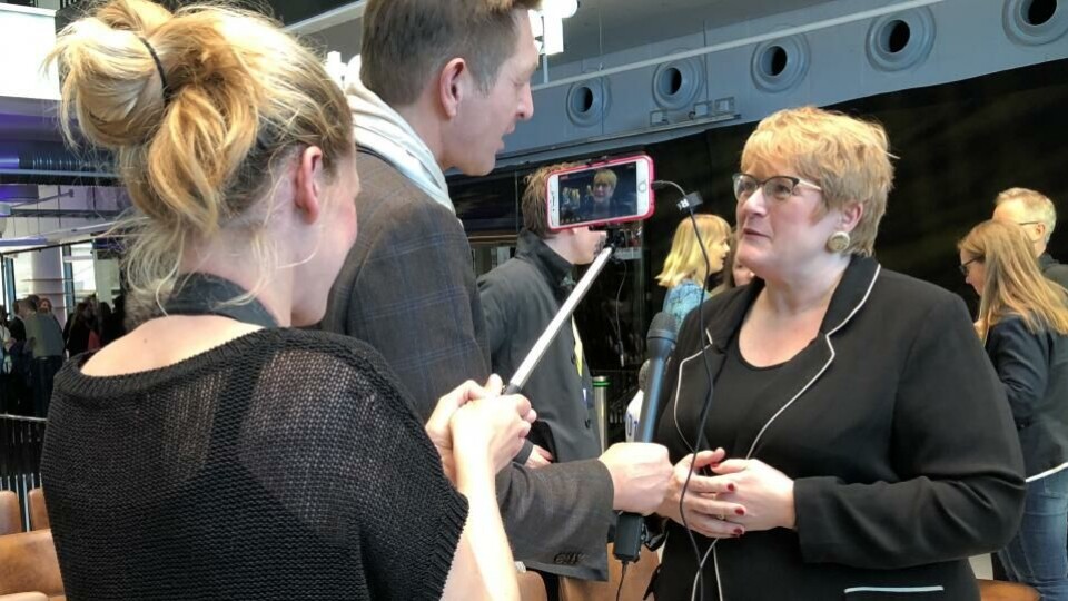 Trine Skei Grande blir intervjuet av Kampanje rett etter at hun har sluppet nyheten om digitalt mva-fritak for fagpresse, i Bergen i begynnelsen av mai. (Foto: BN).