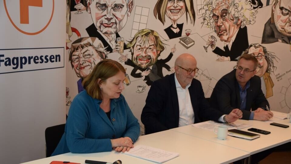 Fagpressen vurderer å holde digitalt årsmøte i 2020, avhengig av hvor lenge de strenge korona-tiltakene varer. Her fra fjorårets årsmøte – ordstyrer Nina Kristiansen, styreleder Erik Nord og adm. direktør Per Brikt Olsen. (Foto: BN).