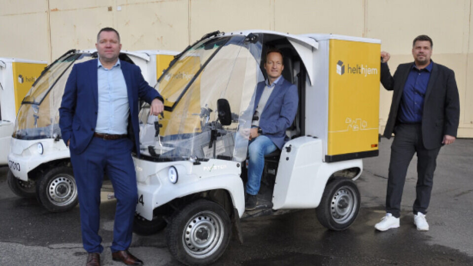 Helthjems nye elkjøretøy klar for å distribuere Fagpressens fagblader. Fra venstre Ingar Merli, Jens Aardalsbakke og Jon Isnes Helland fra Amedia Distribusjon - som står bak kjøpet av 300 kjøretøy. Foto: Amedia Distribusjon.