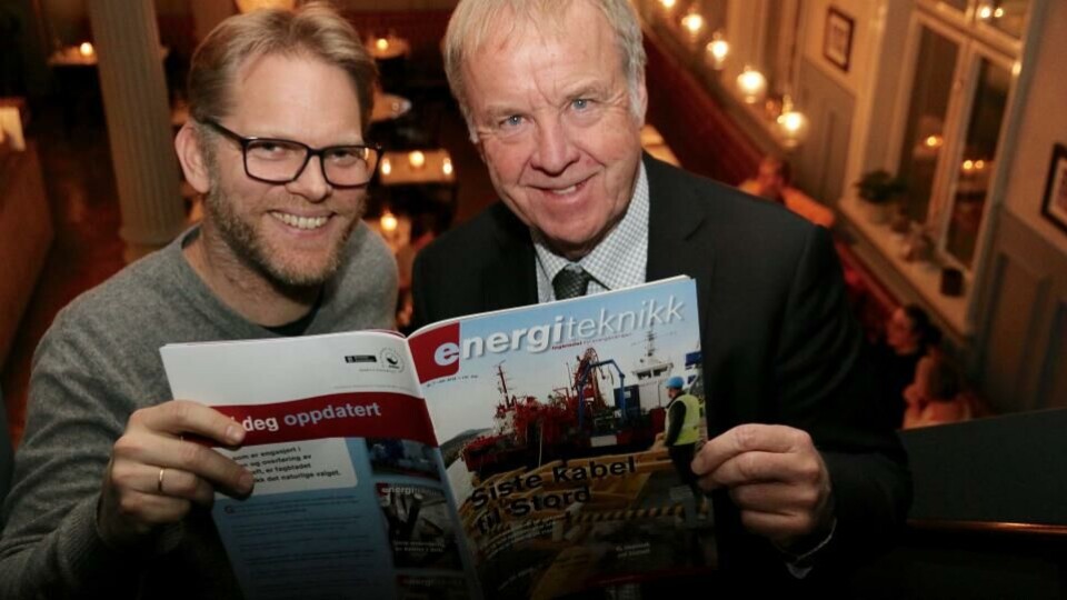 Redaktør Øyvind Lie, til venstre, og publisher Stein Arne Bakken med papirutgaven av Energiteknikk. Foto: Tore Halvorsen.