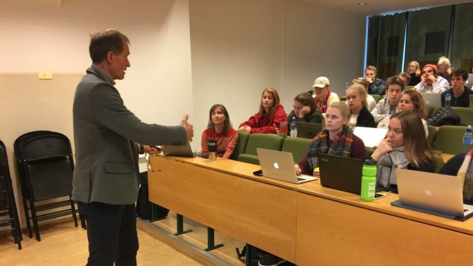 Ole Martin Mortvedt engasjerte førsteårsstudentene i journalistikk da han fortalte om arbeidet i Politiforums redaksjon onsdag. Fagbladets Hege Breen Bakken foran til venstre venter på tur. (Foto: BN).