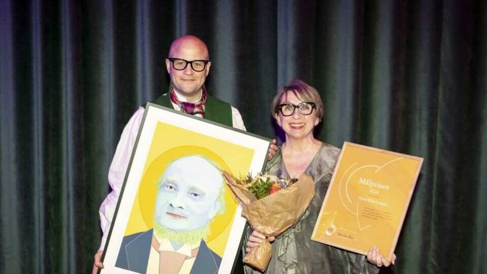 Nana Rise-Lynum fekk Målprisen 2024 av Noregs Mållag på landsmøtet deira laurdag kveld. Mållagsleiar Peder Lofnes Hauge overrekte prisen. (Foto: Kristianne Marøy / Noregs Mållag / Handout / NTB).