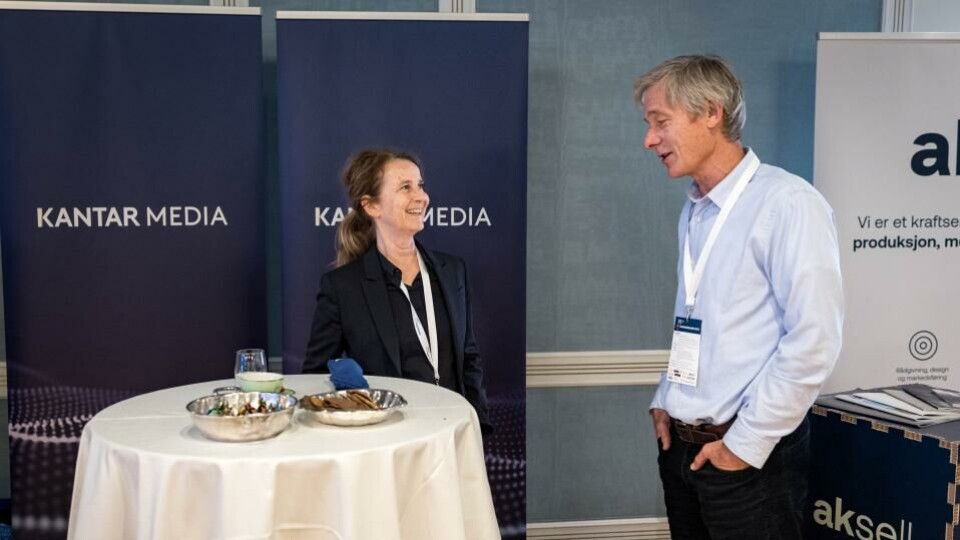 Katja Møglestue fra Kantar i hyggelig passiar med Håkon Nissen-Lie fra Båtmagasinet under Fagpressedagen i 2023. Foto: Alf Simensen, NTB.
