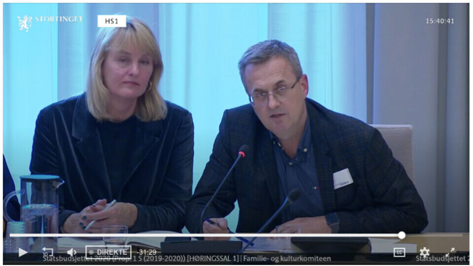 Fagpressens Per Brikt Olsen i mandagens høring i stortingets Familie- og kulturkomité. MBLs direktør Randi Øgrey til venstre. (Skjermdump fra direkte strømming).