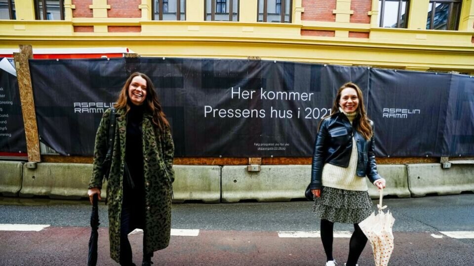 – Vi lette etter gull, og jeg har sjelden opplevd at en kandidat får så mange lovord fra bransjekollegaer, sier Siri Skaalmo, leder for Institutt for Journalistikk, som er organisasjonen som ansetter og har ansvar for den daglige ledelsen av huset. Guro Istad, til høyre, blir daglig leder for Pressens hus. (Foto: Lise Åserud, NTB).