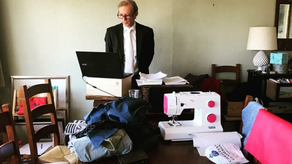 Advokatbladet får hederlig omtale i spesialkategorien Den beste korona-saken for temautgaven 'Da den tredje statsmakt stengte ned'. Her prosederer advokat Frode Sulland for Høyesterett. (Foto: Advokatbladet).