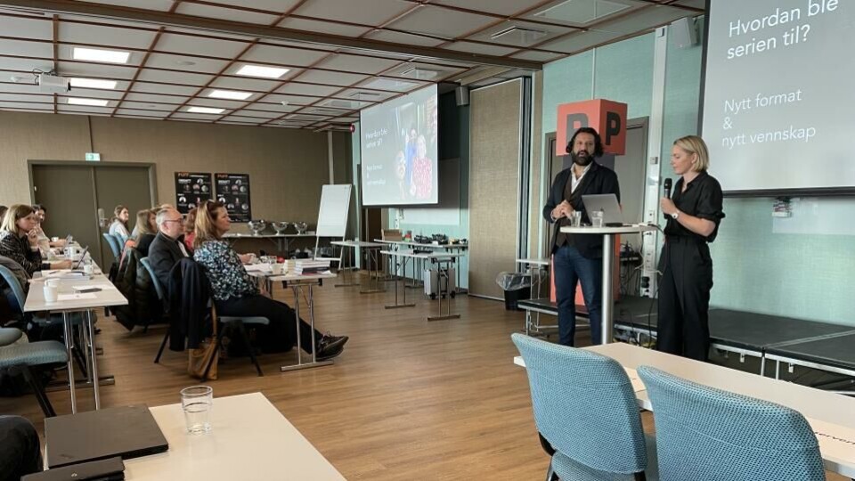 Janne Amble og Kadafi Zaman fra TV2 leverte innsikt i metodearbeidet deres i serien 'Norge bak fasaden' på PUFF-konferansens første dag. (Foto: BN).