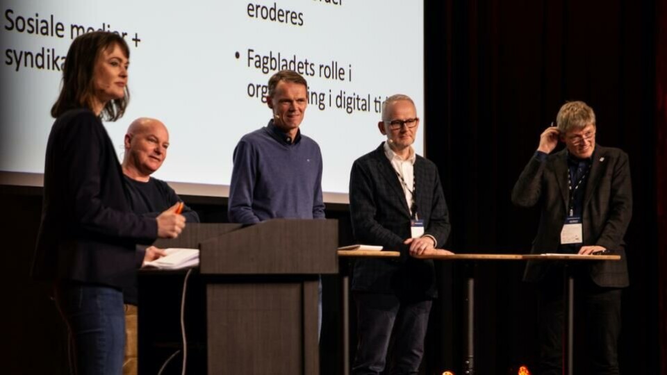 Nyhetsredaktør Ulf Nygaard i Sykepleien, redaktør Roger Aarli-Grøndalen i Journalisten og Tore Ryssdalsnes, LO Media debatterte dette under ledelse av NRKs Astrid Randen (t. v.) – og etter en skjerpende innledning fra medieforsker Jens Barland. (Foto: Vanesa Alickaj/TENK).