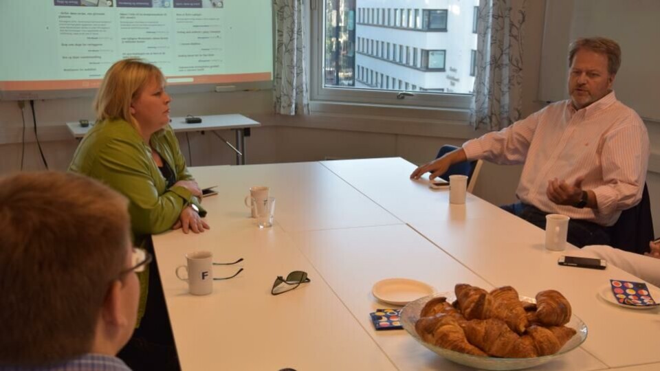 Fra lanseringen av nyhetsportalen Fagpressenytt.no tirsdag morgen. Fagpressens leder Elin Floberghagen til venstre, og styreleder Jan M. Moberg viste fram det nye produktet. (Foto: BN).