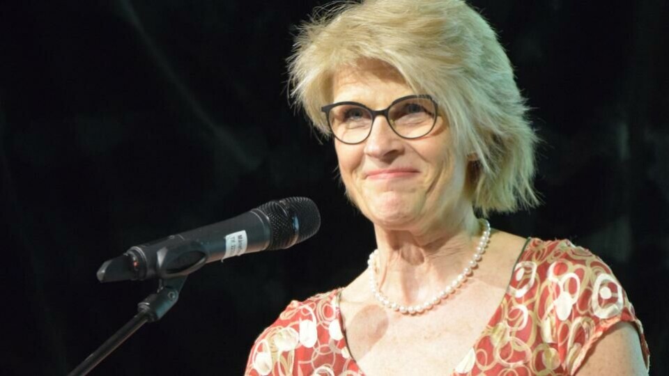 Siri Gedde-Dahl overtar ledelsen av gravegruppen i Dagbladet. Her deler hun ut Graveprisen i årets utgave av Fagpresseprisene. (Foto: BN).