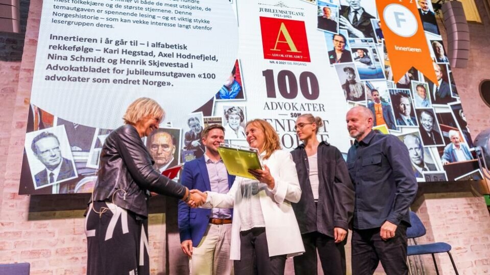 Stor glede på scenen da redaktør Nina Schmidt og redaksjonen i Advokatbladet kunne ta i mot Innertieren 2022 fra 'juryvikar' Anne Hafstad, redaktør i Sykepleien. (Foto: Håkon Mosvold Larsen, NTB).