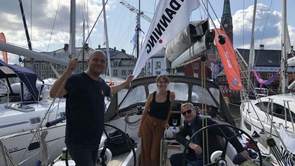 Utdanning profilerer seg fra egen båt i Pollen i Arendal, der journalistene produserer egne podcaster. På dekk her, fra venstre nettredaktør Paal Svendsen, journalist Sonja Holtermann og Fagpressens Per Brikt Olsen på besøk. (Foto: BN).