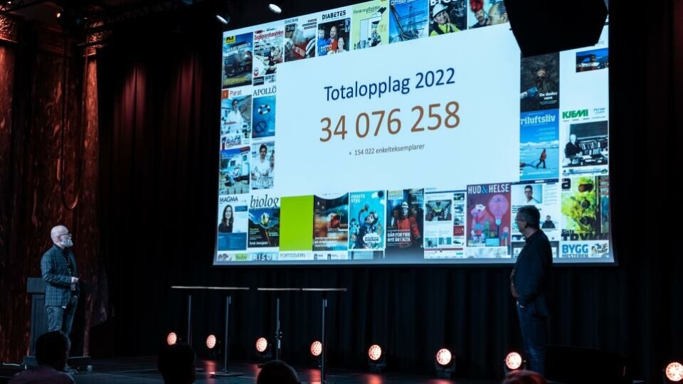 Kjartan og Per Brikt loser tilhørerne gjennom tallenes klare tale på Fagpressedagen 2022. Foto: Vanesa Risan, TENK.