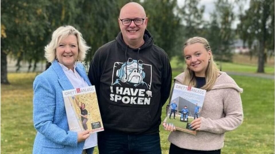 Idrett&Anlegg gis ut av Salgsfabrikken. Fra venstre Wenche Huser Sund i Salgsfabrikken, redaktør Georg Mathisen og medieselger Barbro Sund. Foto: Salgsfabrikken.