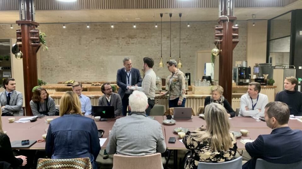 Fagpressens Per Brikt Olsen og Berit Nyman overrekker et eksemplar av jubileumsantologien 'Fagpressen 125 år' til komitéleder Grunde Almeland fra Venstre, i frokostmøtet med Familie- og kulturkomiteen onsdag. (Foto: Ina Lindahl Nyrud).