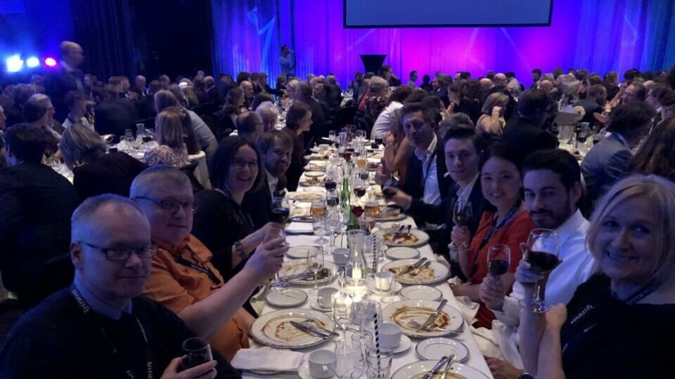 Fagpressen-bordet under prisutdelingen på SKUP-konferansen i 2019. Årets prisutdeling skjer trolig digitalt, 16. april. (Foto: BN).