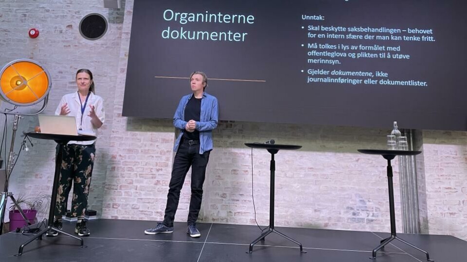 Kristine Foss og Sindre Granly-Meldalen, begge jurister i Norsk Presseforbund, innledet med kritiske argumenter mot regjeringens forslag til endringer i offentleglova, på frokostmøte i Pressens hus onsdag. (Foto: BN).
