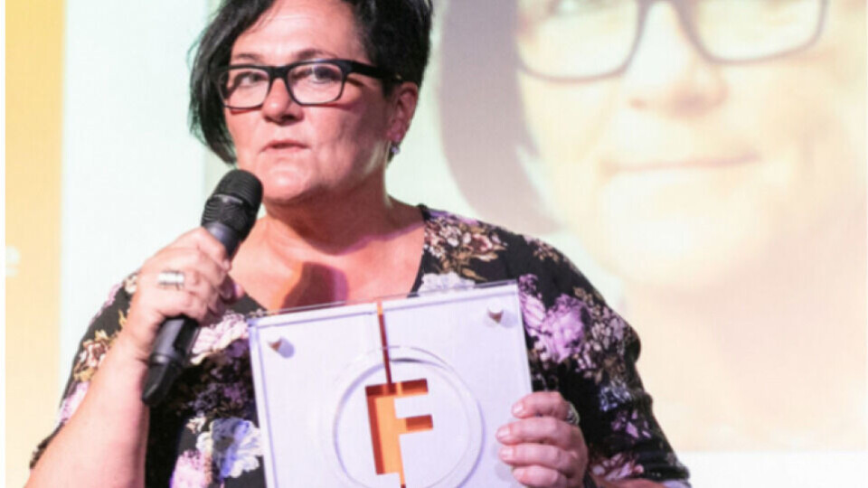 Tove Lie, her med en av flere priser utdelt av Fagpressen, tiltrer SKUPs jury. Ny juryleder er Lars Helle. (Foto: NTB).