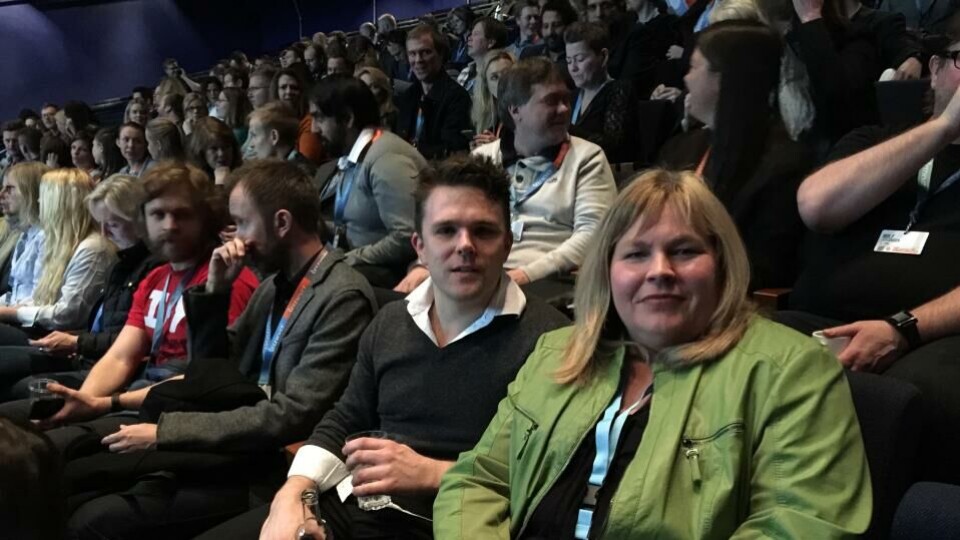 Enten du sender inn metoderapport til årets SKUP-konkurranse eller ikke, bør du få med deg selve konferansen. Den foregår i Tønsberg, 8.–10. april. Her Vegard Venli, Kommunal Rapport, og Fagpressen-direktør Elin Floberghagen i fullsatt sal under fjorårets SKUP. (Foto: BN).