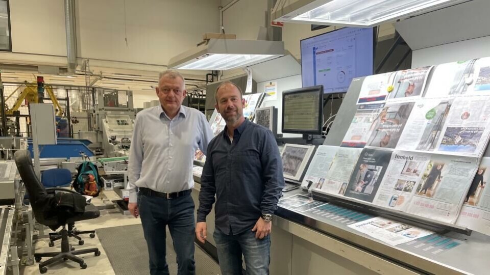 Paul Bjarte Løyning hos Ålgård Offset viser redaktør Øyvind Førland Olsen i Offisersbladet rundt i produksjonslokalene. Foto: Camilla Briså