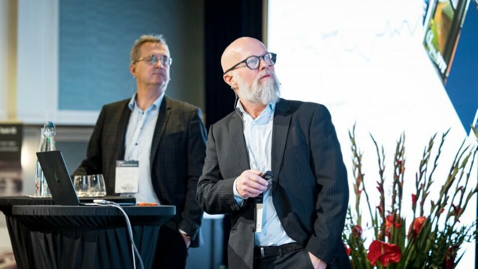 Fagpressens Kjartan Tyvand og Per Brikt Olsen legger fram 'Tallenes klare tale' – altså fersk statistikk – på Fagpressedagen onsdag. (Foto: Alf Simensen/NTB).