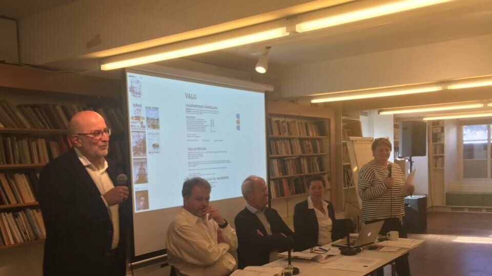 Erik Nord (med mikrofon) ble valgt til ny styreleder i Fagpressen på årsmøtet tirsdag. Ved bordet sitter fra venstre avtroppende styreleder Jan M. Moberg, ordstyrer Knut Hovland, Berit Nyman, og leder i valgkomiteen, Nina Granlund Sæther. (Foto: Kjartan Tyvand).
