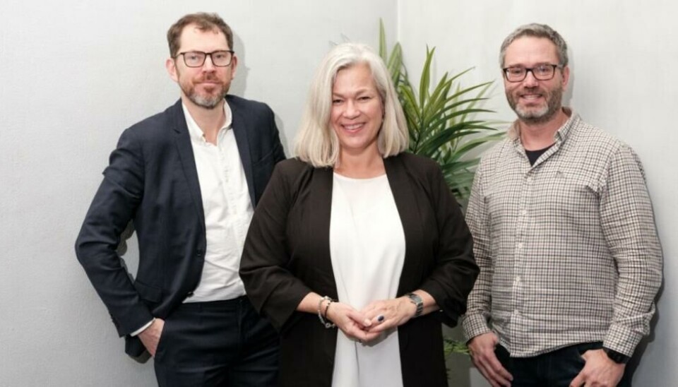 Vårt Land og Normisjon skal eie Agenda 3:16 sammen fra april 2025. Fra venstre: Sjefredaktør Bjørn Kristoffer Bore i Vårt Land, redaktør Kristin W. Malmin i Agenda 3:16 og generalsekretær Kjetil Vestel Haga i Normisjon.