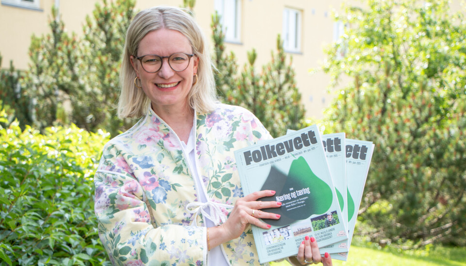 Ingrid Næss-Holm, konstituert leder i Framtiden i våre hender, viser frem det nye magasinet.